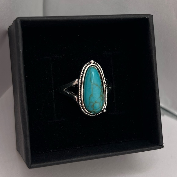 Vintage Turquoise Style Silver Tone Statement Ring Size 8 - Picture 4 of 4
